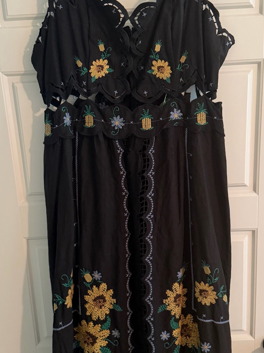 FARM RIO
Cross Stitch Sunflower Richelieu Lenzing™
Ecovero™ Euroflax™ Midi Dress - Picture 2 of 6